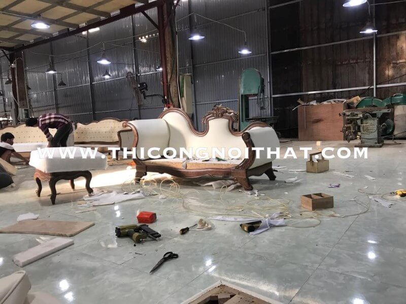 Xưởng sản xuất các loại sofa từ phong cách cổ điển đến hiện đại, và các sản phẩm liên quan như vách ốp, bọc da và bọc nỉ.